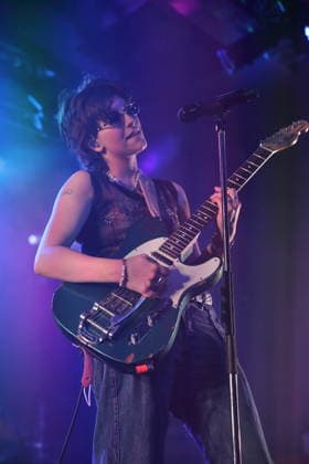 Mikaela Mullaney Straus alias King Princess bei einem Konzert im Astra Kulturhaus in Berlin, 17. Dezember 2025. King Princess Konzert Berlin