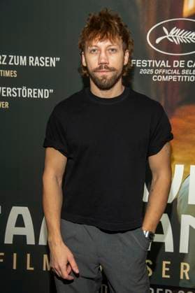 abb: Alexander Alexandrowitsch Kusnezow ist ein ukrainisch-russischer Filmschauspieler zu Gast auf dem roten Teppich bei der Berlin Premiere des Kino Films Zwei Staatsanwälte Staatsanwaelte im Cinema Paris Berlin am 17.12.2025 in Berlin Berlin Deutschland