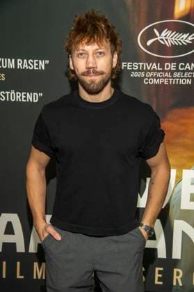 abb: Alexander Alexandrowitsch Kusnezow ist ein ukrainisch-russischer Filmschauspieler zu Gast auf dem roten Teppich bei der Berlin Premiere des Kino Films Zwei Staatsanwälte Staatsanwaelte im Cinema Paris Berlin am 17.12.2025 in Berlin Berlin Deutschland