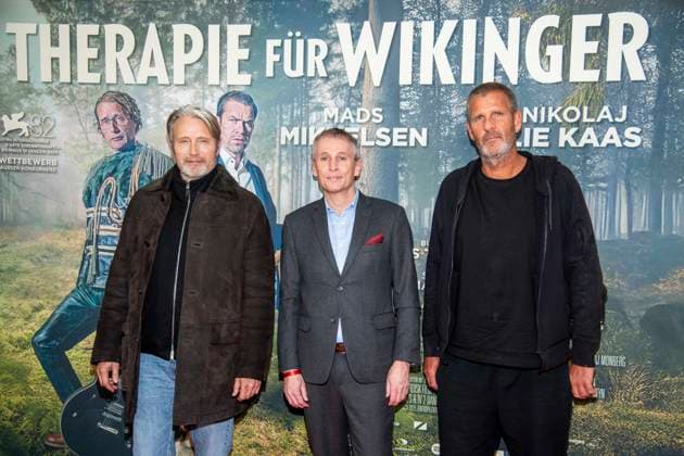 abb: Mads Mikkelsen, Thomas Ostrup Moller ( Daenische Botschafter) und Anders Thomas Jensen auf dem roten Teppich bei der Berliner Film Premiere von Therapie fuer Wikinger im Kino Delphi Filmpalast Berlin am 17.12.2025 Berlin Deutschland