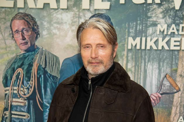 abb: Mads Dittmann Mikkelsen daenischer Schauspieler auf dem roten Teppich bei der Berliner Film Premiere von Therapie fuer Wikinger im Kino Delphi Filmpalast Berlin am 17.12.2025 Berlin Deutschland