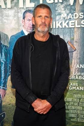 abb: Anders Thomas Jensen daenischer Regisseur Drehbuchautor und Schauspieler auf dem roten Teppich bei der Berliner Film Premiere von Therapie fuer Wikinger im Kino Delphi Filmpalast Berlin am 17.12.2025 Berlin Deutschland
