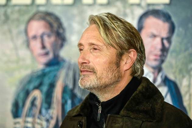 abb: Mads Dittmann Mikkelsen daenischer Schauspieler auf dem roten Teppich bei der Berliner Film Premiere von Therapie fuer Wikinger im Kino Delphi Filmpalast Berlin am 17.12.2025 Berlin Deutschland