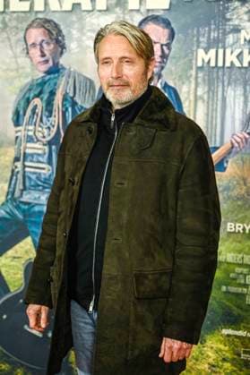 abb: Mads Dittmann Mikkelsen daenischer Schauspieler auf dem roten Teppich bei der Berliner Film Premiere von Therapie fuer Wikinger im Kino Delphi Filmpalast Berlin am 17.12.2025 Berlin Deutschland