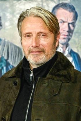 abb: Mads Dittmann Mikkelsen daenischer Schauspieler auf dem roten Teppich bei der Berliner Film Premiere von Therapie fuer Wikinger im Kino Delphi Filmpalast Berlin am 17.12.2025 Berlin Deutschland
