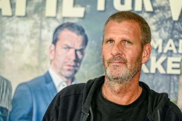 abb: Anders Thomas Jensen daenischer Regisseur Drehbuchautor und Schauspieler auf dem roten Teppich bei der Berliner Film Premiere von Therapie fuer Wikinger im Kino Delphi Filmpalast Berlin am 17.12.2025 Berlin Deutschland