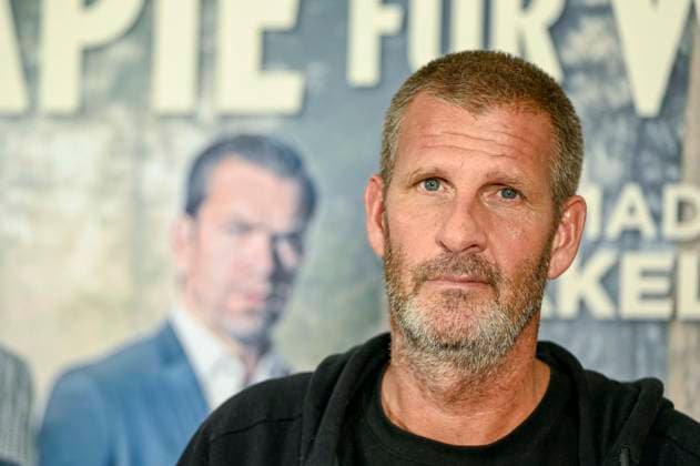 abb: Anders Thomas Jensen daenischer Regisseur Drehbuchautor und Schauspieler auf dem roten Teppich bei der Berliner Film Premiere von Therapie fuer Wikinger im Kino Delphi Filmpalast Berlin am 17.12.2025 Berlin Deutschland