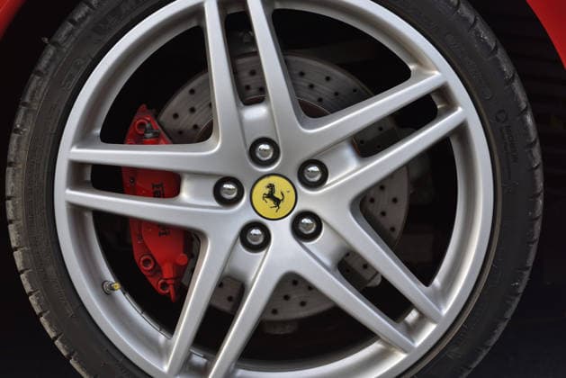 Donald Trump’s old Ferrari selling for £750,000 Story From Jam Press (Donald Trump Ferrari) Pictured: Donald Trump’s 2007 Ferrari F430 F1. Donald Trump’s old Ferrari selling for £750,000 Donald Trump’s old Ferrari is being sold for £750,000. The US President got the classic red F430 F1 brand new in 2007. It was ten years before he was elected to the White House. He was hosting the US version of The Apprentice at the time. It would have set him back about £120,000 when he got it 18 years ago. The 196mph supercar was delivered to the now 79-year-old Trump Tower in New York City. The car is being sold with Trump’s distinctive signature on the paperwork. The Ferrari boasts a 4.3 litre V8 engine and has only done 9,493 miles. The car  Copyright: xJamxPress PhotosxCourtesyxofxMecumxAuctions,xInc.