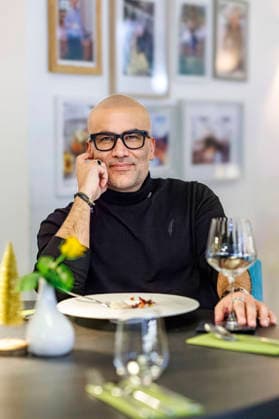 Kemal Üres beim Fototermin im Restaurant Wundertüte . Mit seiner Initiative Kemal rettet unterstützt der Experte und Gastronom Kemal Üres bundesweit Gastronomen in schwierigen Situationen. Eine große Baustelle im Essener Stadtteil Bergeborbeck direkt vor dem Restaurant Wundertüte sorgt seit Wochen für massive Umsatzeinbußen. Vor Ort analysiert Kemal Üres den Betrieb, gibt konkrete Tipps und verrät Strategien für mehr Umsatz, bessere Sichtbarkeit, effiziente Strukturen sowie Konzepte zur Gewinnung neuer Gäste und zur Bindung von Stammkundschaft. Essen, 17.12.2025