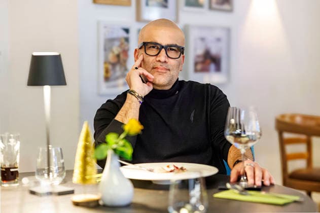 Kemal Üres beim Fototermin im Restaurant Wundertüte . Mit seiner Initiative Kemal rettet unterstützt der Experte und Gastronom Kemal Üres bundesweit Gastronomen in schwierigen Situationen. Eine große Baustelle im Essener Stadtteil Bergeborbeck direkt vor dem Restaurant Wundertüte sorgt seit Wochen für massive Umsatzeinbußen. Vor Ort analysiert Kemal Üres den Betrieb, gibt konkrete Tipps und verrät Strategien für mehr Umsatz, bessere Sichtbarkeit, effiziente Strukturen sowie Konzepte zur Gewinnung neuer Gäste und zur Bindung von Stammkundschaft. Essen, 17.12.2025