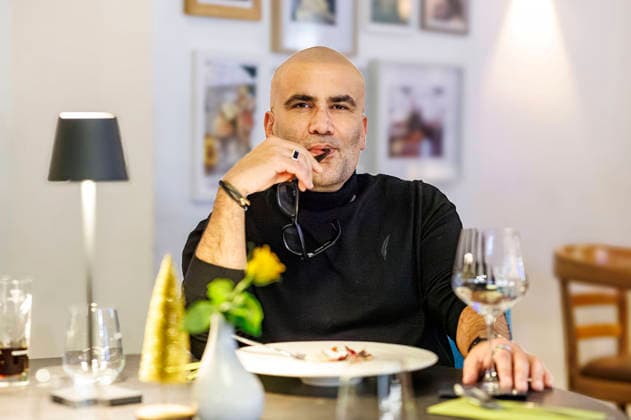Kemal Üres beim Fototermin im Restaurant Wundertüte . Mit seiner Initiative Kemal rettet unterstützt der Experte und Gastronom Kemal Üres bundesweit Gastronomen in schwierigen Situationen. Eine große Baustelle im Essener Stadtteil Bergeborbeck direkt vor dem Restaurant Wundertüte sorgt seit Wochen für massive Umsatzeinbußen. Vor Ort analysiert Kemal Üres den Betrieb, gibt konkrete Tipps und verrät Strategien für mehr Umsatz, bessere Sichtbarkeit, effiziente Strukturen sowie Konzepte zur Gewinnung neuer Gäste und zur Bindung von Stammkundschaft. Essen, 17.12.2025
