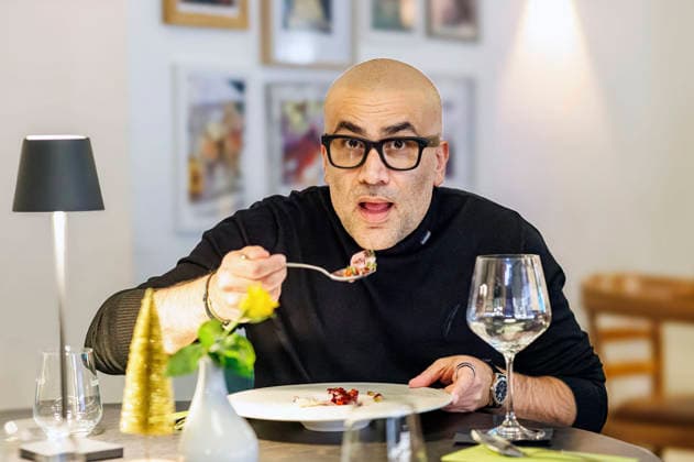 Kemal Üres beim Fototermin im Restaurant Wundertüte . Mit seiner Initiative Kemal rettet unterstützt der Experte und Gastronom Kemal Üres bundesweit Gastronomen in schwierigen Situationen. Eine große Baustelle im Essener Stadtteil Bergeborbeck direkt vor dem Restaurant Wundertüte sorgt seit Wochen für massive Umsatzeinbußen. Vor Ort analysiert Kemal Üres den Betrieb, gibt konkrete Tipps und verrät Strategien für mehr Umsatz, bessere Sichtbarkeit, effiziente Strukturen sowie Konzepte zur Gewinnung neuer Gäste und zur Bindung von Stammkundschaft. Essen, 17.12.2025