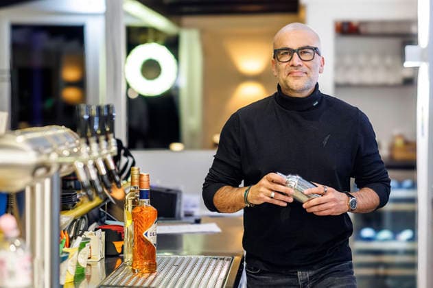 Kemal Üres beim Fototermin im Restaurant Wundertüte . Mit seiner Initiative Kemal rettet unterstützt der Experte und Gastronom Kemal Üres bundesweit Gastronomen in schwierigen Situationen. Eine große Baustelle im Essener Stadtteil Bergeborbeck direkt vor dem Restaurant Wundertüte sorgt seit Wochen für massive Umsatzeinbußen. Vor Ort analysiert Kemal Üres den Betrieb, gibt konkrete Tipps und verrät Strategien für mehr Umsatz, bessere Sichtbarkeit, effiziente Strukturen sowie Konzepte zur Gewinnung neuer Gäste und zur Bindung von Stammkundschaft. Essen, 17.12.2025