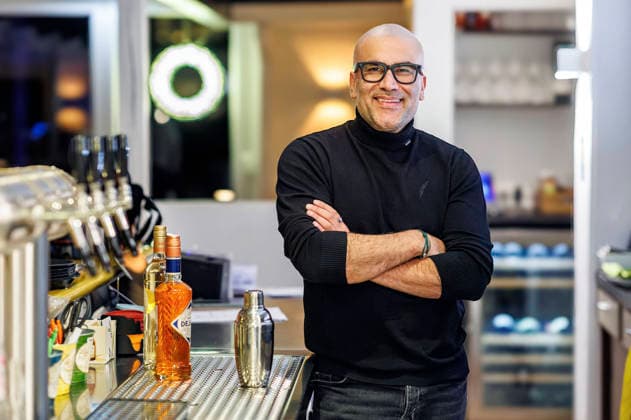 Kemal Üres beim Fototermin im Restaurant Wundertüte . Mit seiner Initiative Kemal rettet unterstützt der Experte und Gastronom Kemal Üres bundesweit Gastronomen in schwierigen Situationen. Eine große Baustelle im Essener Stadtteil Bergeborbeck direkt vor dem Restaurant Wundertüte sorgt seit Wochen für massive Umsatzeinbußen. Vor Ort analysiert Kemal Üres den Betrieb, gibt konkrete Tipps und verrät Strategien für mehr Umsatz, bessere Sichtbarkeit, effiziente Strukturen sowie Konzepte zur Gewinnung neuer Gäste und zur Bindung von Stammkundschaft. Essen, 17.12.2025