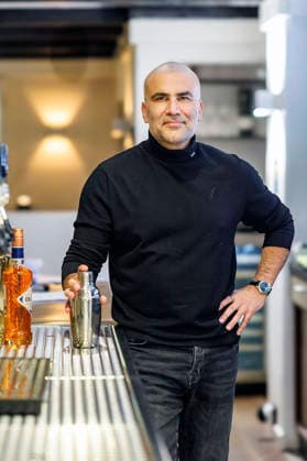 Kemal Üres beim Fototermin im Restaurant Wundertüte . Mit seiner Initiative Kemal rettet unterstützt der Experte und Gastronom Kemal Üres bundesweit Gastronomen in schwierigen Situationen. Eine große Baustelle im Essener Stadtteil Bergeborbeck direkt vor dem Restaurant Wundertüte sorgt seit Wochen für massive Umsatzeinbußen. Vor Ort analysiert Kemal Üres den Betrieb, gibt konkrete Tipps und verrät Strategien für mehr Umsatz, bessere Sichtbarkeit, effiziente Strukturen sowie Konzepte zur Gewinnung neuer Gäste und zur Bindung von Stammkundschaft. Essen, 17.12.2025