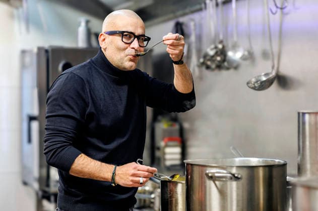 Kemal Üres beim Fototermin im Restaurant Wundertüte . Mit seiner Initiative Kemal rettet unterstützt der Experte und Gastronom Kemal Üres bundesweit Gastronomen in schwierigen Situationen. Eine große Baustelle im Essener Stadtteil Bergeborbeck direkt vor dem Restaurant Wundertüte sorgt seit Wochen für massive Umsatzeinbußen. Vor Ort analysiert Kemal Üres den Betrieb, gibt konkrete Tipps und verrät Strategien für mehr Umsatz, bessere Sichtbarkeit, effiziente Strukturen sowie Konzepte zur Gewinnung neuer Gäste und zur Bindung von Stammkundschaft. Essen, 17.12.2025