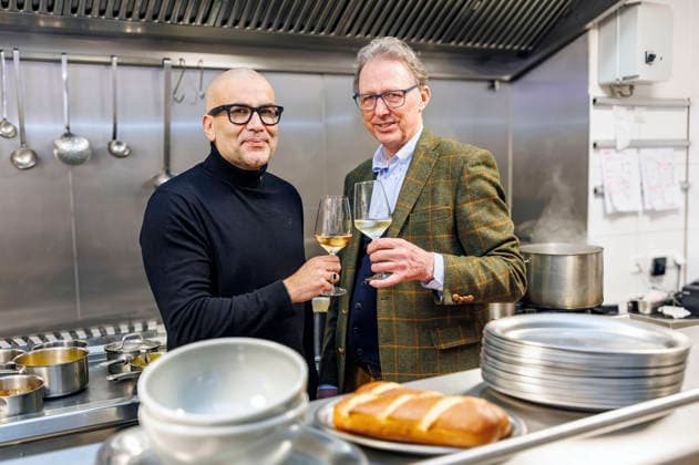 Kemal Üres mit Restaurantbesitzer Jörg Daube beim Fototermin im Restaurant Wundertüte . Mit seiner Initiative Kemal rettet unterstützt der Experte und Gastronom Kemal Üres bundesweit Gastronomen in schwierigen Situationen. Eine große Baustelle im Essener Stadtteil Bergeborbeck direkt vor dem Restaurant Wundertüte sorgt seit Wochen für massive Umsatzeinbußen. Vor Ort analysiert Kemal Üres den Betrieb, gibt konkrete Tipps und verrät Strategien für mehr Umsatz, bessere Sichtbarkeit, effiziente Strukturen sowie Konzepte zur Gewinnung neuer Gäste und zur Bindung von Stammkundschaft. Essen, 17.12.2025