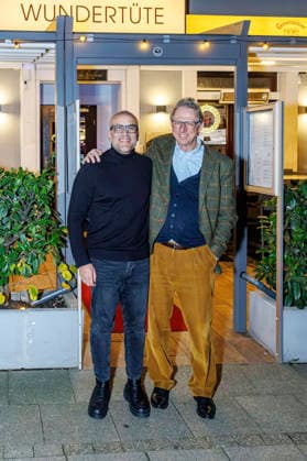 Kemal Üres mit Restaurantbesitzer Jörg Daube beim Fototermin im Restaurant Wundertüte . Mit seiner Initiative Kemal rettet unterstützt der Experte und Gastronom Kemal Üres bundesweit Gastronomen in schwierigen Situationen. Eine große Baustelle im Essener Stadtteil Bergeborbeck direkt vor dem Restaurant Wundertüte sorgt seit Wochen für massive Umsatzeinbußen. Vor Ort analysiert Kemal Üres den Betrieb, gibt konkrete Tipps und verrät Strategien für mehr Umsatz, bessere Sichtbarkeit, effiziente Strukturen sowie Konzepte zur Gewinnung neuer Gäste und zur Bindung von Stammkundschaft. Essen, 17.12.2025