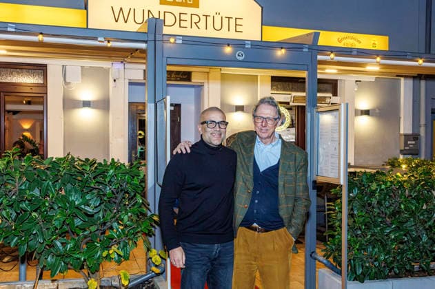 Kemal Üres mit Restaurantbesitzer Jörg Daube beim Fototermin im Restaurant Wundertüte . Mit seiner Initiative Kemal rettet unterstützt der Experte und Gastronom Kemal Üres bundesweit Gastronomen in schwierigen Situationen. Eine große Baustelle im Essener Stadtteil Bergeborbeck direkt vor dem Restaurant Wundertüte sorgt seit Wochen für massive Umsatzeinbußen. Vor Ort analysiert Kemal Üres den Betrieb, gibt konkrete Tipps und verrät Strategien für mehr Umsatz, bessere Sichtbarkeit, effiziente Strukturen sowie Konzepte zur Gewinnung neuer Gäste und zur Bindung von Stammkundschaft. Essen, 17.12.2025