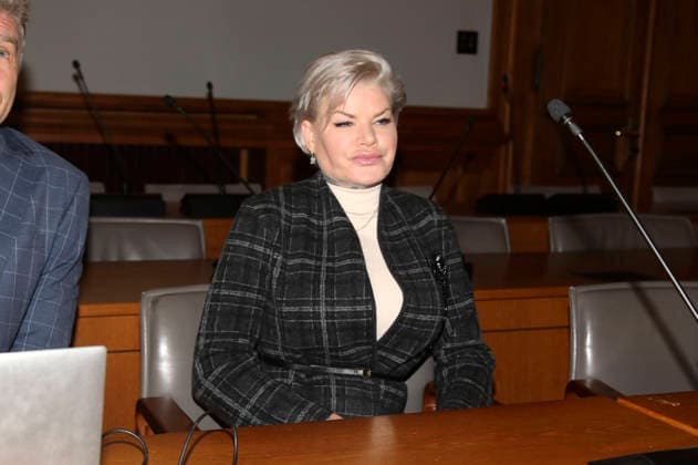 Melanie Müller beim Berufungsprozess wegen Verwendens von Kennzeichen verfassungswidriger und terroristischer Organisationen im Amtsgericht Leipzig. Leipzig, 18.12.2025