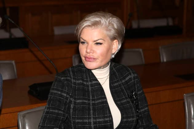 Melanie Müller beim Berufungsprozess wegen Verwendens von Kennzeichen verfassungswidriger und terroristischer Organisationen im Amtsgericht Leipzig. Leipzig, 18.12.2025