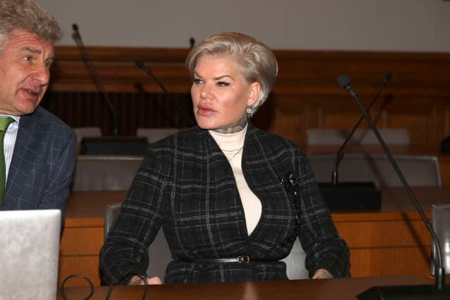 Melanie Müller beim Berufungsprozess wegen Verwendens von Kennzeichen verfassungswidriger und terroristischer Organisationen im Amtsgericht Leipzig. Leipzig, 18.12.2025