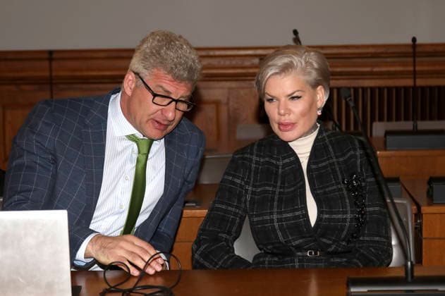 Melanie Müller mit ihrem Anwalt Adrian Stahl beim Berufungsprozess wegen Verwendens von Kennzeichen verfassungswidriger und terroristischer Organisationen im Amtsgericht Leipzig. Leipzig, 18.12.2025