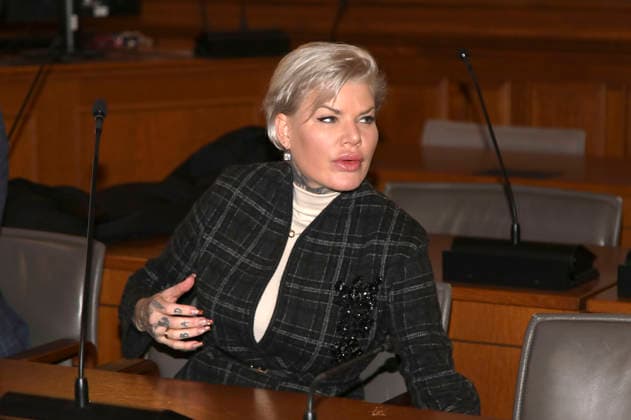 Melanie Müller beim Berufungsprozess wegen Verwendens von Kennzeichen verfassungswidriger und terroristischer Organisationen im Amtsgericht Leipzig. Leipzig, 18.12.2025