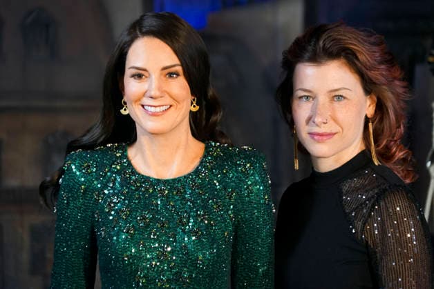 cntv: HRH Catherine, Princess of Wales, GCVO, CH, Catherine Fuerstin von Wales steht als neue Figur im Hamburger Wachsfigurenkabinett, dem Panoptikum auf der Reeperbahn auf St.Pauli Die Nachbildung auis Wachs von Catherine, Prinzessin von Wales mit Lisa Buescher Figurenbauerin des Panoptikum am 18.12.2025 in Hamburg Hamburg Deutschland
