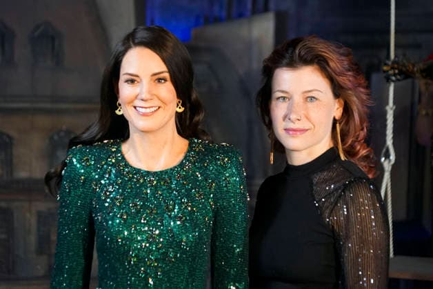 cntv: HRH Catherine, Princess of Wales, GCVO, CH, Catherine Fuerstin von Wales steht als neue Figur im Hamburger Wachsfigurenkabinett, dem Panoptikum auf der Reeperbahn auf St.Pauli Die Nachbildung auis Wachs von Catherine, Prinzessin von Wales mit Lisa Buescher Figurenbauerin des Panoptikum am 18.12.2025 in Hamburg Hamburg Deutschland