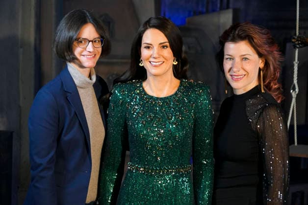 cntv: HRH Catherine, Princess of Wales, GCVO, CH, Catherine Fuerstin von Wales steht als neue Figur im Hamburger Wachsfigurenkabinett, dem Panoptikum auf der Reeperbahn auf St.Pauli Die Nachbildung auis Wachs von Catherine, Prinzessin von Wales, in der mitte neben Susanne Faerber Panoptikum Geschaefstfuehrerin und Lisa Buescher Figurenbauerin des Panoptikum am 18.12.2025 in Hamburg Hamburg Deutschland