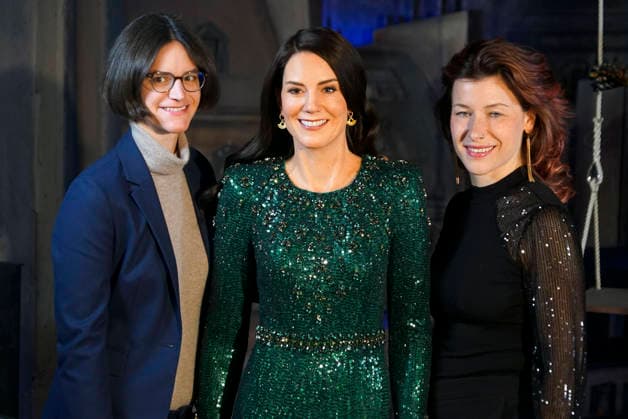 cntv: HRH Catherine, Princess of Wales, GCVO, CH, Catherine Fuerstin von Wales steht als neue Figur im Hamburger Wachsfigurenkabinett, dem Panoptikum auf der Reeperbahn auf St.Pauli Die Nachbildung auis Wachs von Catherine, Prinzessin von Wales, in der mitte neben Susanne Faerber Panoptikum Geschaefstfuehrerin und Lisa Buescher Figurenbauerin des Panoptikum am 18.12.2025 in Hamburg Hamburg Deutschland