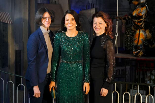 cntv: HRH Catherine, Princess of Wales, GCVO, CH, Catherine Fuerstin von Wales steht als neue Figur im Hamburger Wachsfigurenkabinett, dem Panoptikum auf der Reeperbahn auf St.Pauli Die Nachbildung auis Wachs von Catherine, Prinzessin von Wales, in der mitte neben Susanne Faerber Panoptikum Geschaefstfuehrerin und Lisa Buescher Figurenbauerin des Panoptikum am 18.12.2025 in Hamburg Hamburg Deutschland