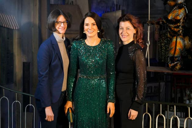 cntv: HRH Catherine, Princess of Wales, GCVO, CH, Catherine Fuerstin von Wales steht als neue Figur im Hamburger Wachsfigurenkabinett, dem Panoptikum auf der Reeperbahn auf St.Pauli Die Nachbildung auis Wachs von Catherine, Prinzessin von Wales, in der mitte neben Susanne Faerber Panoptikum Geschaefstfuehrerin und Lisa Buescher Figurenbauerin des Panoptikum am 18.12.2025 in Hamburg Hamburg Deutschland