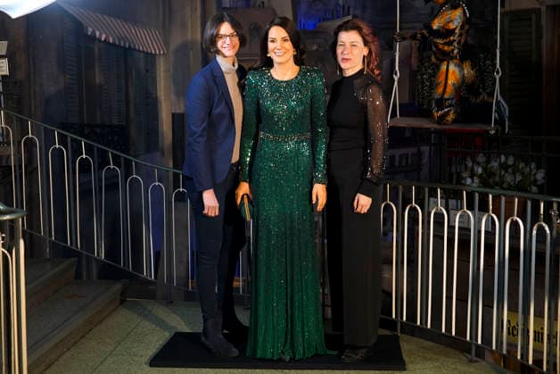 Entertainment Bilder des Tages cntv: HRH Catherine, Princess of Wales, GCVO, CH, Catherine Fuerstin von Wales steht als neue Figur im Hamburger Wachsfigurenkabinett, dem Panoptikum auf der Reeperbahn auf St.Pauli Die Nachbildung auis Wachs von Catherine, Prinzessin von Wales, in der mitte neben Susanne Faerber Panoptikum Geschaefstfuehrerin und Lisa Buescher Figurenbauerin des Panoptikum am 18.12.2025 in Hamburg Hamburg Deutschland *** cntv HRH Catherine, Princess of Wales, GCVO, CH, Catherine Princess of Wales is a new figure in the Hamburg Wax Museum, the Panoptikum on the Reeperbahn in St Pauli The wax replica of Catherine, Princess of Wales, in the middle next to Susanne Faerber Panoptikum director and Lisa Buescher figure maker of the Panoptikum on 18 12 2025 in