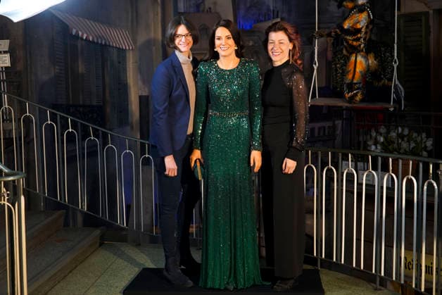 cntv: HRH Catherine, Princess of Wales, GCVO, CH, Catherine Fuerstin von Wales steht als neue Figur im Hamburger Wachsfigurenkabinett, dem Panoptikum auf der Reeperbahn auf St.Pauli Die Nachbildung auis Wachs von Catherine, Prinzessin von Wales, in der mitte neben Susanne Faerber Panoptikum Geschaefstfuehrerin und Lisa Buescher Figurenbauerin des Panoptikum am 18.12.2025 in Hamburg Hamburg Deutschland