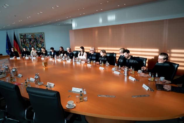 Musik-Gipfel im Bundeskanzleramt Impressionen des kleinen Sitzungssaal im Bundeskanzleramt zum Musikgipfel auf Grund von Einladung Wolfram Weimer, Beauftragte der Bundesregierung fuer Kultur und Medien. Mit (von links) Justus Huettner, Musiker, Karo Schrader, Musikerin, Akademie fuer Populaere Musik Musikmanagerin Sylvia Kollek, Christopher Annen von der Band AnnenMayKantereit, Anna Depenbusch, Musikerin, Peter Maffay; Musiker, Akademie fuer Populaere Musik Balbina Jagielska (Balbina) , Musiker Herbert Groenemeyer; Musiker, Annett Louisan, Musikerin, Ali Zuckowski, Musiker, Daniel Grunenberg von der Band Glasperlenspiel, Maeckes, Musiker, Axel Mueller, Musiker, Berlin Berlin Deutschland
