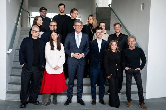 Musik-Gipfel im Bundeskanzleramt Gruppenfoto im Vorfeld des Musikgipfel auf Einladung von Wolfram Weimer, Beauftragte der Bundesregierung fuer Kultur und Medien. Mit Justus Huettner, Musiker, Karo Schrader, Musikerin, Akademie fuer Populaere Musik Musikmanagerin Sylvia Kollek, Christopher Annen von der Band AnnenMayKantereit, Anna Depenbusch, Musikerin, Peter Maffay; Musiker, Akademie fuer Populaere Musik Balbina Jagielska (Balbina) , Musiker Herbert Groenemeyer; Musiker, Annett Louisan, Musikerin, Ali Zuckowski, Musiker, Daniel Grunenberg von der Band Glasperlenspiel, Maeckes, Musiker, Axel Mueller, Musiker, im Vorfeld der Gespraechsrunde des Musik-Gipfels im Bundeskanzleramt zum Thema: die Folgen des Streamingmarktes für die Musikschaff