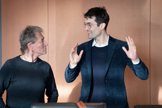 Musik-Gipfel im Bundeskanzleramt Peter Maffay; Musiker mit Christopher Annen von der Band AnnenMayKantereit zum Auftakt der Gespraechsrunde des Musik-Gipfels im Bundeskanzleramt zum Thema: die Folgen des Streamingmarktes für die Musikschaffenden , Berlin , 18.12.2025 Berlin Berlin Deutschland