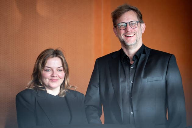 Musik-Gipfel im Bundeskanzleramt Ali Zuckowski, Musiker mit Annett Louisan, Musikerin zum Auftakt der Gespraechsrunde des Musik-Gipfels im Bundeskanzleramt zum Thema: die Folgen des Streamingmarktes für die Musikschaffenden , Berlin , 18.12.2025 Berlin Berlin Deutschland