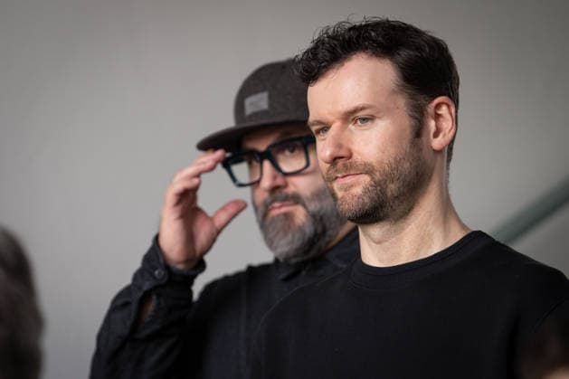Musik-Gipfel im Bundeskanzleramt Daniel Grunenberg von der Band Glasperlenspiel und Axel Mueller, Musiker im Hintergrund zum Auftakt der Gespraechsrunde des Musik-Gipfels im Bundeskanzleramt zum Thema: die Folgen des Streamingmarktes für die Musikschaffenden , Berlin , 18.12.2025 Berlin Berlin Deutschland