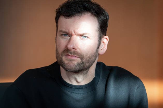 Musik-Gipfel im Bundeskanzleramt Daniel Grunenberg von der Band Glasperlenspiel zum Auftakt der Gespraechsrunde des Musik-Gipfels im Bundeskanzleramt zum Thema: die Folgen des Streamingmarktes für die Musikschaffenden , Berlin , 18.12.2025 Berlin Berlin Deutschland