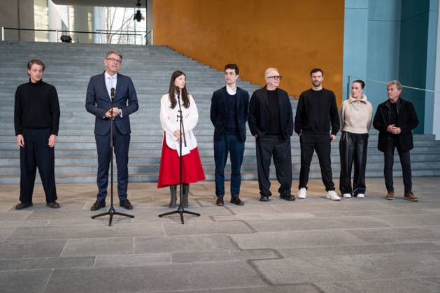 Musik-Gipfel im Bundeskanzleramt Maeckes, Musiker gemeinsam mit Wolfram Weimer, Beauftragte der Bundesregierung fuer Kultur und Medien, Akademie fuer Populaere Musik Balbina Jagielska (Balbina) und Christopher Annen von der Band AnnenMayKantereit, Musiker Herbert Groenemeyer; Musiker, Karo Schrader, Musikerin und Peter Maffay; Musiker bei der gemeinsamen Pressekonferenz im Anschluss an die Gespraechsrunde des Musik-Gipfels im Bundeskanzleramt zum Thema: die Folgen des Streamingmarktes für die Musikschaffenden , Berlin , 18.12.2025 Berlin Berlin Deutschland