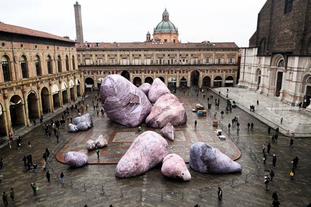 News Bilder des Tages Giant Rocks Arrive in Piazza Maggiore - Bologna Bologna, megaliths in Piazza Maggiore: enormous inflatable fabric boulders – representing Illumia and Bologna Festival s gift to the city – form the installation Iwagumi-Dismisura sul Crescentone . The installation by Australian studio ENESS Bologna, Italy on December 18, 2025. Photo by Gianni Schicchi IPA ABACAPRESS.COM Bologna Italy  Copyright: xSchicchixGianni IPA ABACAx