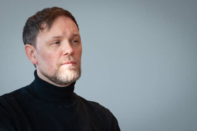 Musik-Gipfel im Bundeskanzleramt Justus Huettner, Musiker im Portrait im Vorfeld des Musik-Gipfels im Bundeskanzleramt zum Thema: die Folgen des Streamingmarktes für die Musikschaffenden , Berlin , 18.12.2025 Berlin Berlin Deutschland
