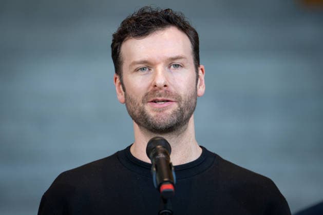 Musik-Gipfel im Bundeskanzleramt Daniel Grunenberg von der Band Glasperlenspiel bei der gemeinsamen Pressekonferenz im Anschluss an die Gespraechsrunde des Musik-Gipfels im Bundeskanzleramt zum Thema: die Folgen des Streamingmarktes für die Musikschaffenden , Berlin , 18.12.2025 Berlin Berlin Deutschland