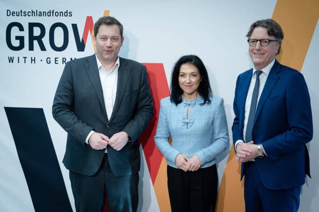 News Bilder des Tages Pressekonferenz, Lars Klingbeil, Katherina Reiche, Stefan Wintels KfW, Niederlassung Berlin, Pressekonferenz, Vizekanzler, Bundesfinanzminister, Lars Klingbeil, Bundesministerin für Wirtschaft und Energie, Katherina Reiche, KfW-Vorstandsvorsitzender, Stefan Wintels Berlin Berlin GER *** Press conference, Lars Klingbeil, Katherina Reiche, Stefan Wintels KfW, Berlin branch, Press conference, Vice-Chancellor, Federal Minister of Finance, Lars Klingbeil, Federal Minister for Economic Affairs and Energy, Katherina Reiche, KfW CEO, Stefan Wintels Berlin Berlin GER