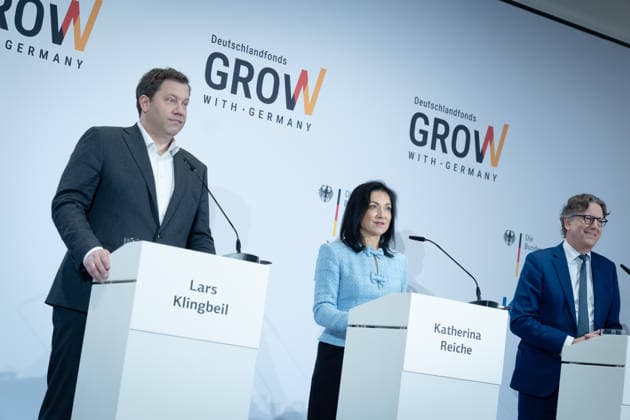 Pressekonferenz, Lars Klingbeil, Katherina Reiche, Stefan Wintels KfW, Niederlassung Berlin, Pressekonferenz, Vizekanzler, Bundesfinanzminister, Lars Klingbeil, Bundesministerin für Wirtschaft und Energie, Katherina Reiche, KfW-Vorstandsvorsitzender, Stefan Wintels Berlin Berlin GER *** Press conference, Lars Klingbeil, Katherina Reiche, Stefan Wintels KfW, Berlin branch, Press conference, Vice-Chancellor, Federal Minister of Finance, Lars Klingbeil, Federal Minister for Economic Affairs and Energy, Katherina Reiche, KfW CEO, Stefan Wintels Berlin Berlin GER