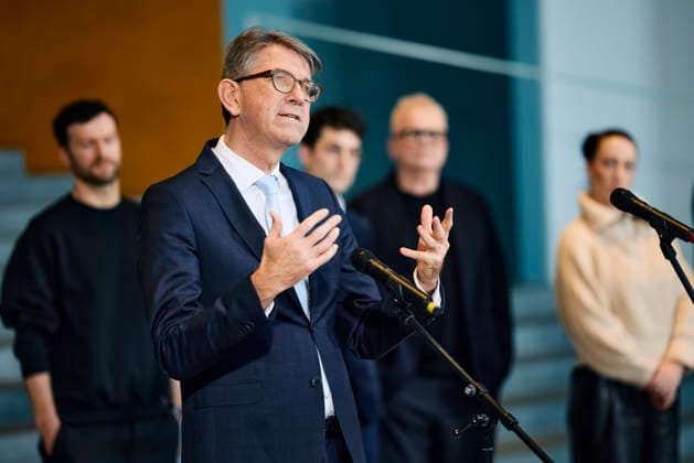 Wolfram Weimer, Staatsminister fuer Kultur und Medien, gibt eine Pressestatement im Hintergrund von (L-R) Daniel Grunenberg, Glasperlenspiel, Akademie fuer Populaere Musik, Christopher Annen, AnnenMayKantereit, Co-Vorsitzender ProMusik - Verband freier Musikschaffender e.V. , Herbert Groenemeyer, Akademie für Populäre Musik, , Karo Schrader, in , 18.12.2025. Berlin Deutschland Copyright: xSebastianxRaux