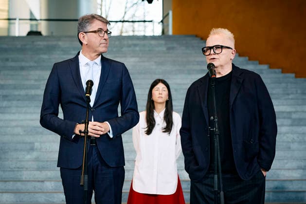 Wolfram Weimer, Staatsminister fuer Kultur und Medien, gemeinsam mit Herbert Groenemeyer, Akademie für Populaere Musik, im Hintergrund, Balbina, Hauptsprecherin Akademie für Populaere Musik in Berlin, 18.12.2025. Berlin Deutschland Copyright: xSebastianxRaux